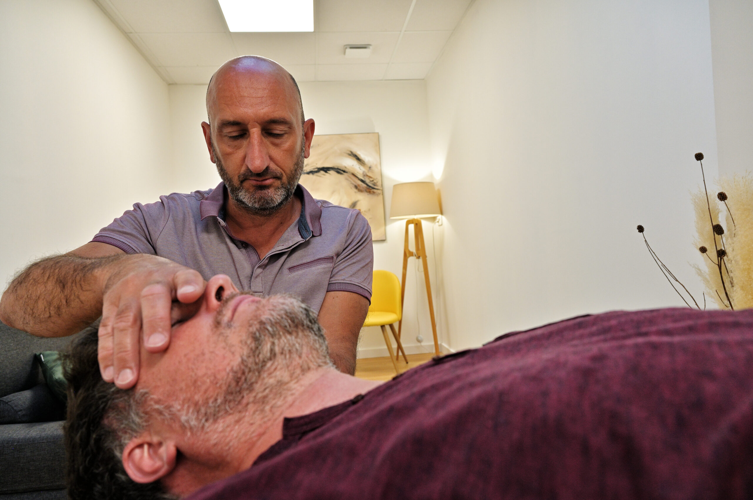 c'est une méthode d'ostéopathie sans cracking , douce, crânienne , cranio sacrée, on accompagne les céphalées , migraines, douleurs et tensions globales. photos de stephane bravin, praticien en methode poyet et somatopathie